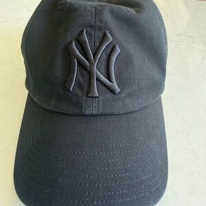 NY Yankees Black Embroidered Logo Baseball Cap